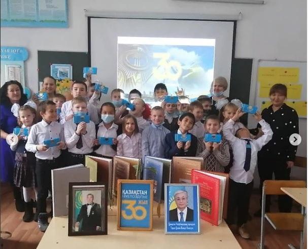 В честь 30-летия Независимости Республики Казахстан библиотекарями школы Байтайлаковой А. С и Рудаковой Г. В с учащимся 4 "В" класса было проведено внеклассное мероприятия