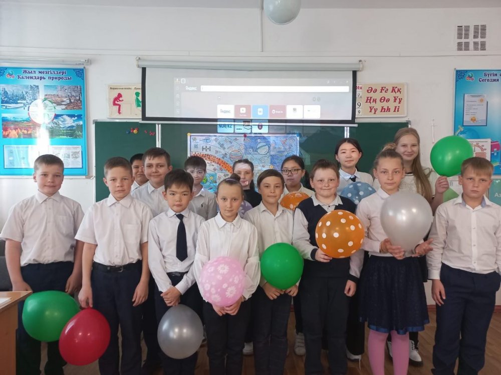12 апреля в 4Б классе был проведён классный час, посвящённый Дню Космонавтики. Ребята познакомились с историей покорения космоса. Дети с интересом участвовали в викторине “ Первый в космосе- Юрий Гагарин”. Ребята сделали модели