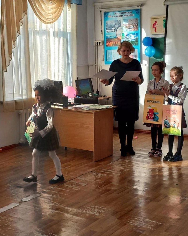 28 декабря в 1"В" классе был проведён праздник Букваря. На празднике дети читали стихи, разыгрывали сценки, составляли слова, пели песни о школе, о Букваре.