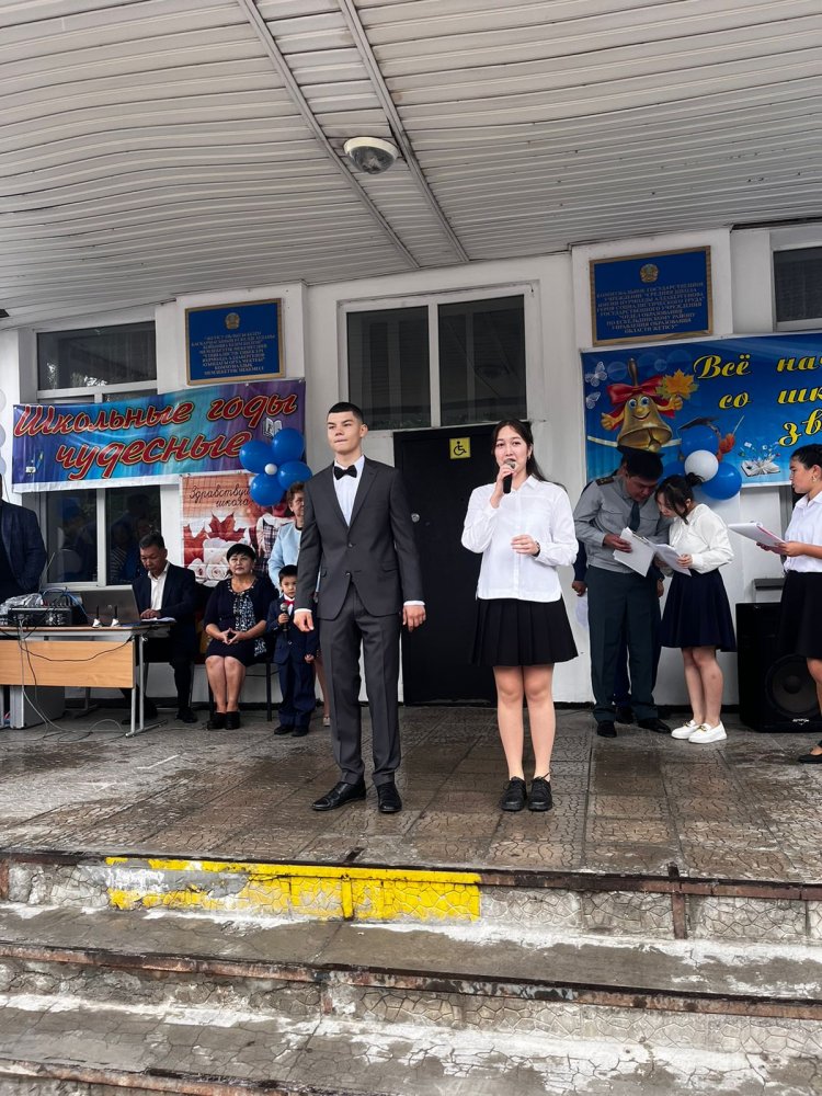 1 сентября 2023 года в СШ им. Н. Алдабергенова была проведена торжественная линейка, посвящённая Дню Знаний. Крыльцо школы было красочно оформлено билбордами. цветами и шарами.