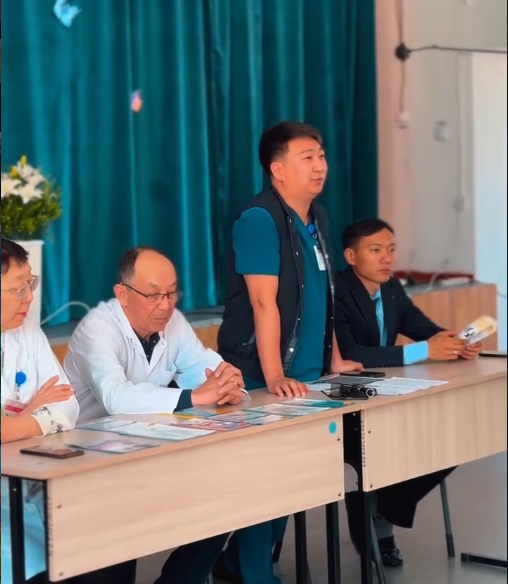 Бүгін мектебімізде аудандық аурухананың мамандары – дәрігер ЗОЖ Талдыбаев Талап Бегайдарович, нарколог Сүлейменова Кенже Оспановна және психолог Тұрсын Елнардың қатысуымен 8–10 сынып оқушыларымен «Өмірге салауатты қадам» тақырыбында кездесу өткізілд