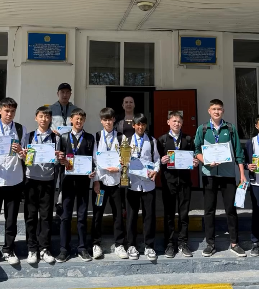 В нашей школе состоялось награждение победителей по футболу среди 8–11 классов. Ученики продемонстрировали высокий уровень подготовки, сплочённость и отличную игру, заняв призовые места. Поздравляем с заслуженной победой и желаем новых достижений! ⚽