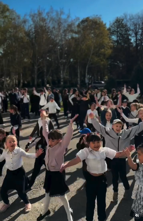 Бүгін мектебімізде таңғы жаттығу ұйымдастырылды. Оқушылар белсенді қатысып, сергек көңіл-күймен күндерін бастады. Таңғы жаттығу денсаулықты нығайтып, оқушыларға күш-қуат сыйлады. ☀️  Сегодня в нашей школе была проведена утренняя зарядка.